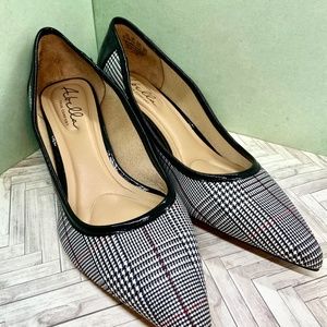 NWOT 8.5. Plaid shoes.